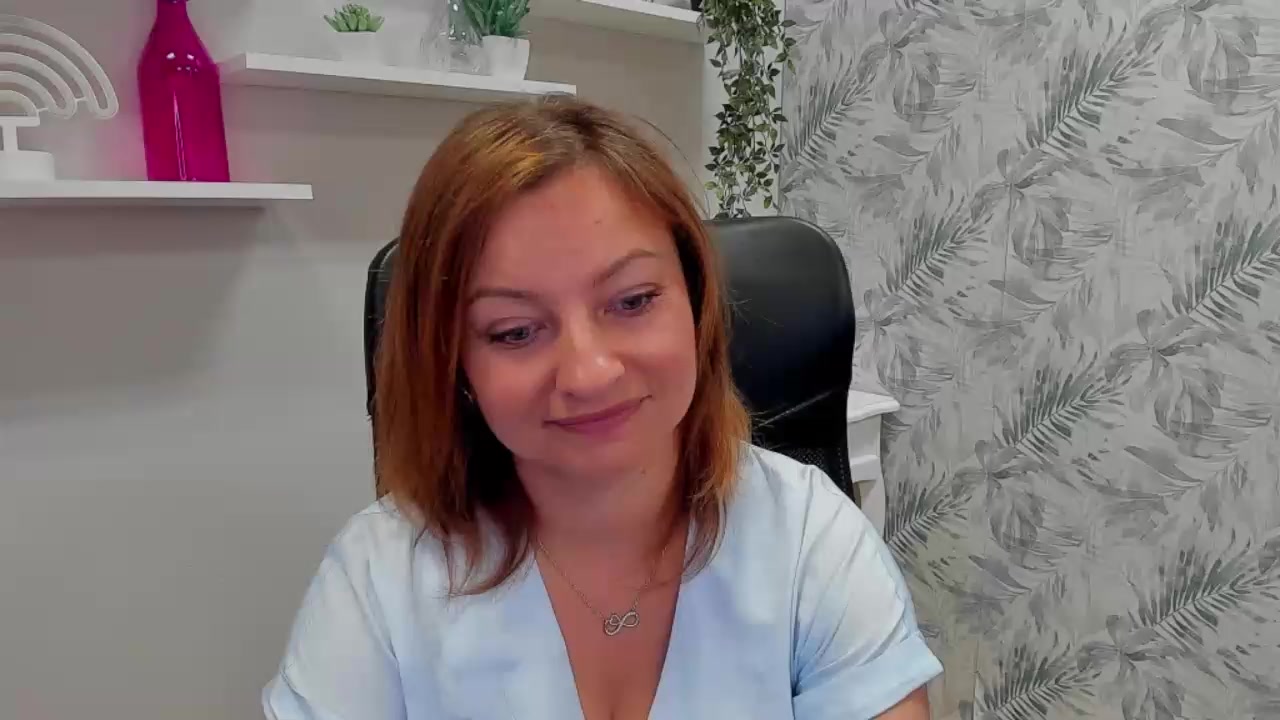1Angela39 Live Cam Screenshot – 2025-08-18 05:30:17