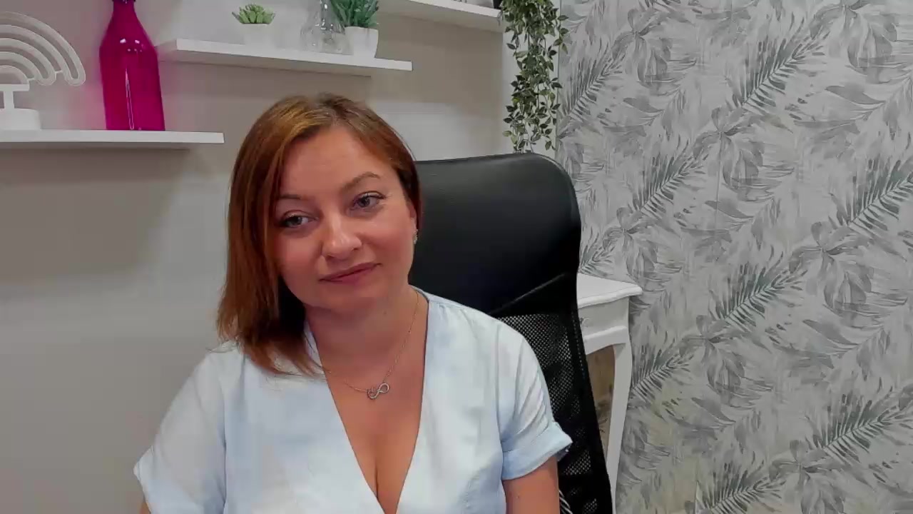 1Angela39 Live Cam Screenshot – 2025-08-18 07:20:41