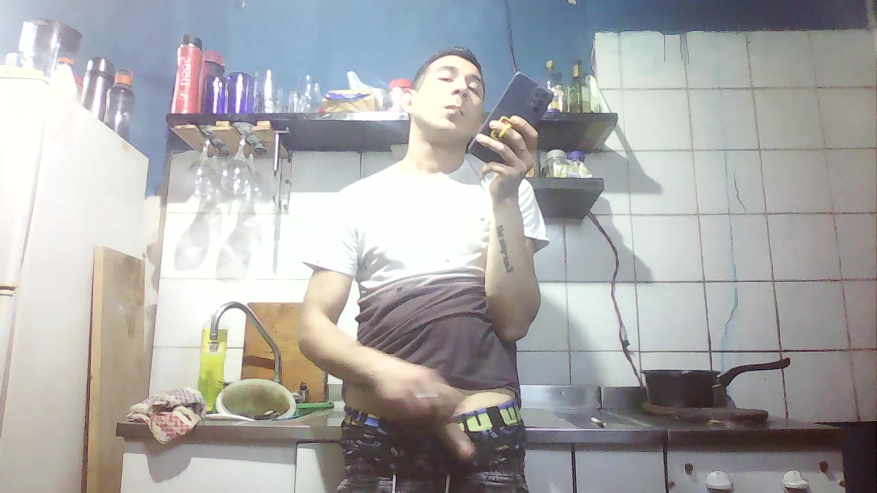 Alejandrovazq32 Live Cam Screenshot – 2025-08-30 21:36:23