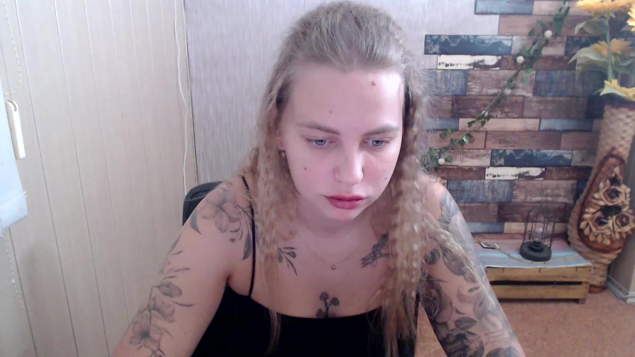 AlexaTris Live Cam Screenshot – 2025-08-17 04:58:57