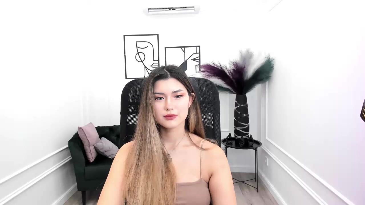 AnneTLi Live Cam Screenshot – 2025-08-25 19:28:17
