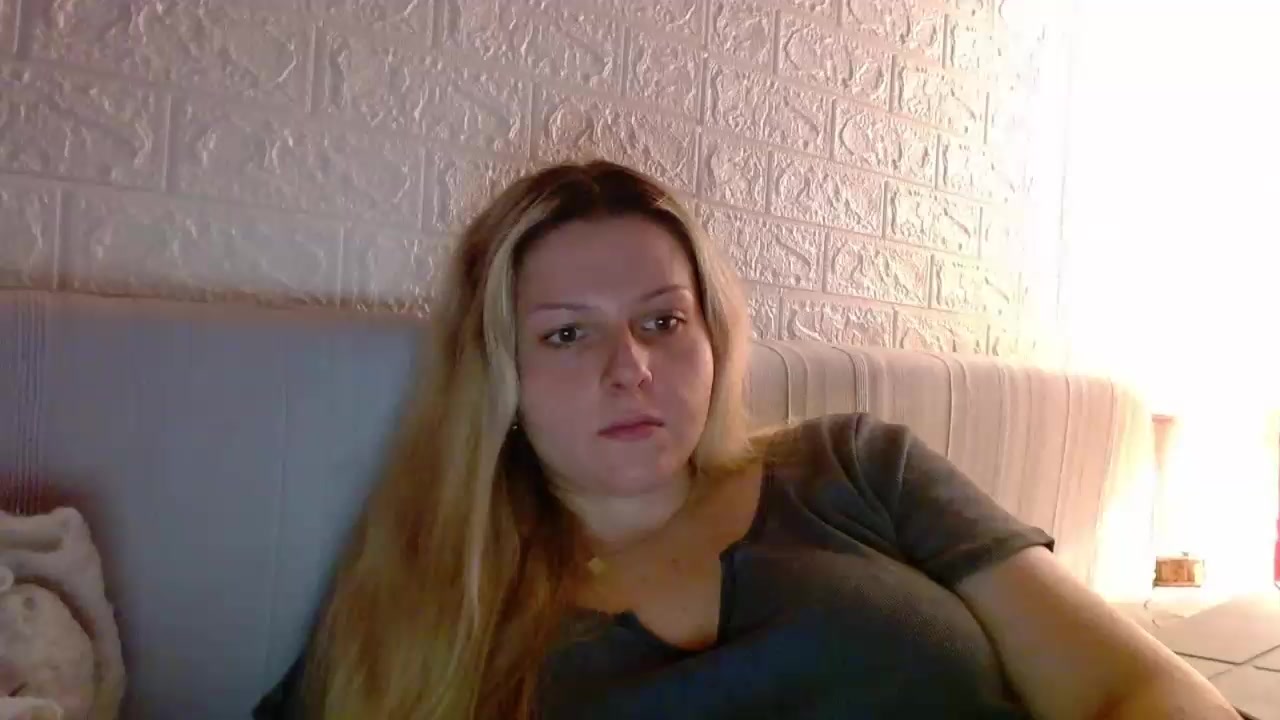 BritneySensual Live Cam Screenshot – 2025-08-03 21:32:59