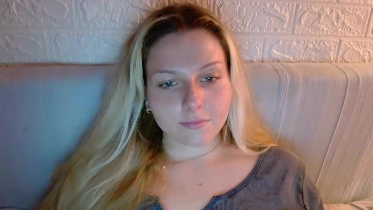 BritneySensual Live Cam Screenshot – 2025-08-03 22:35:27