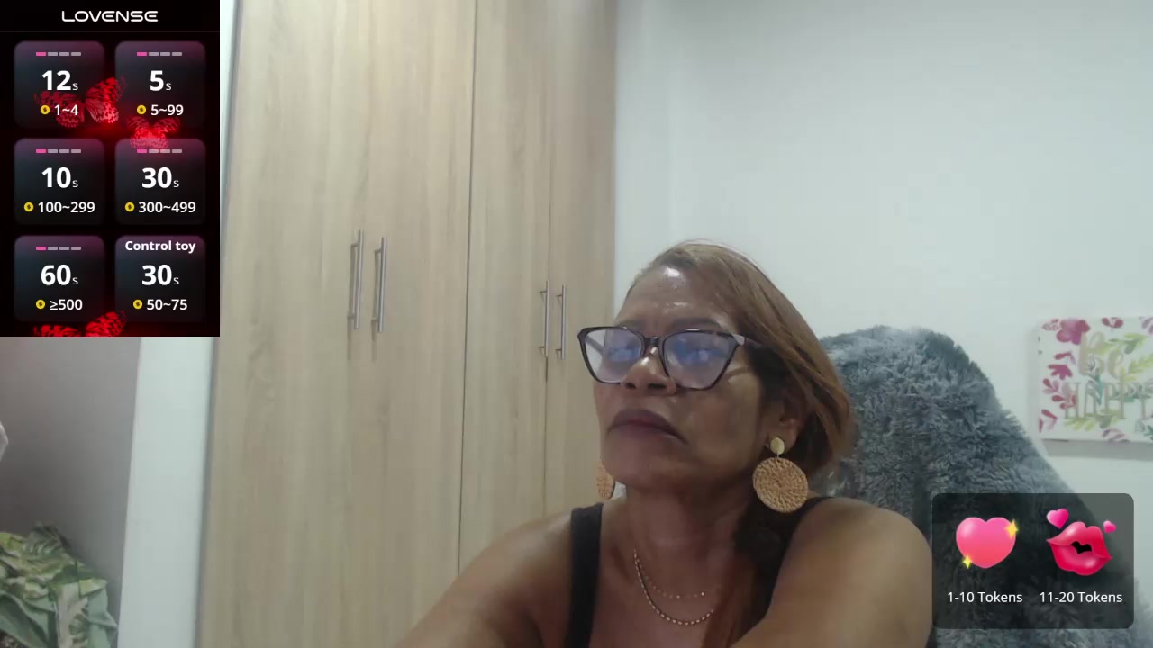 BustyXMilf Live Cam Screenshot – 2025-08-15 12:58:02