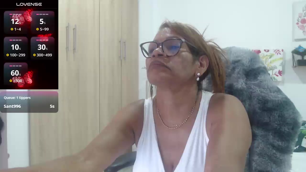 BustyXMilf Live Cam Screenshot – 2025-08-21 17:40:37