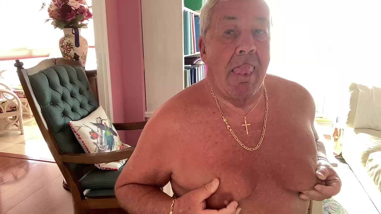 Bustymanhot1 Live Cam Screenshot – 2025-08-23 13:44:42