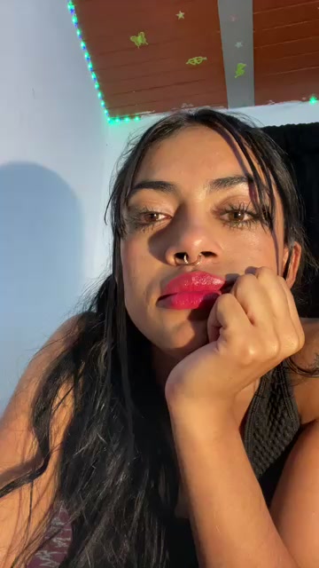 Caroline220 Live Cam Screenshot – 2025-08-29 03:16:17