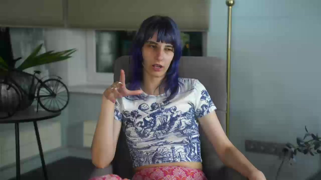 CharlineCalnick Live Cam Screenshot – 2025-08-19 15:57:03