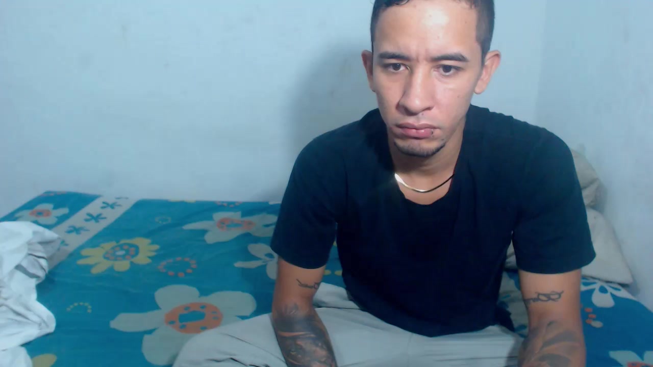 Couplehot223 Live Cam Screenshot – 2025-08-04 05:14:24