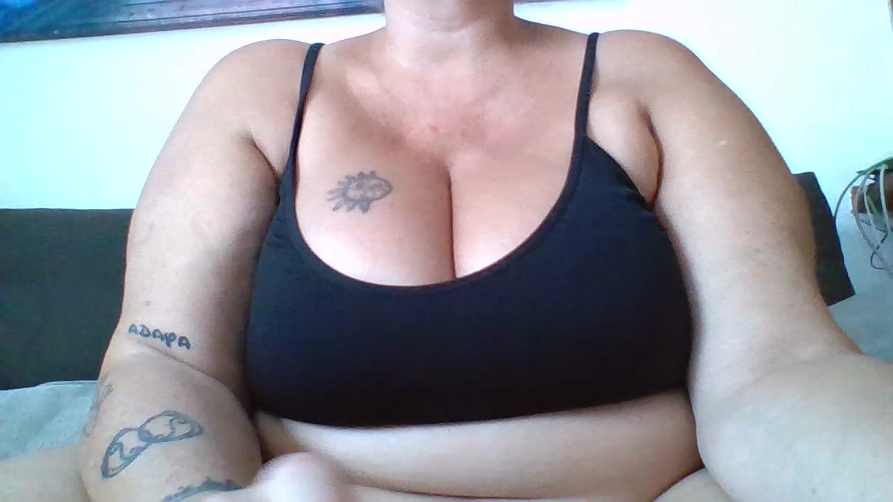 Curvycanary80 Live Cam Screenshot – 2025-08-04 15:11:13