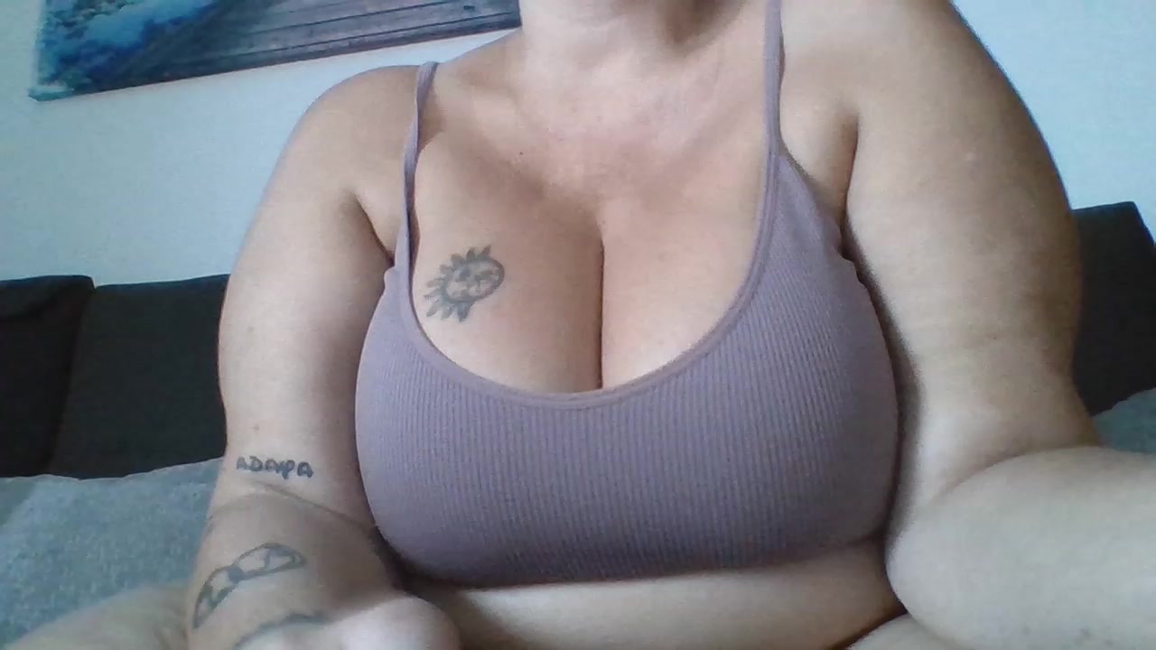 Curvycanary80 Live Cam Screenshot – 2025-08-25 18:00:40