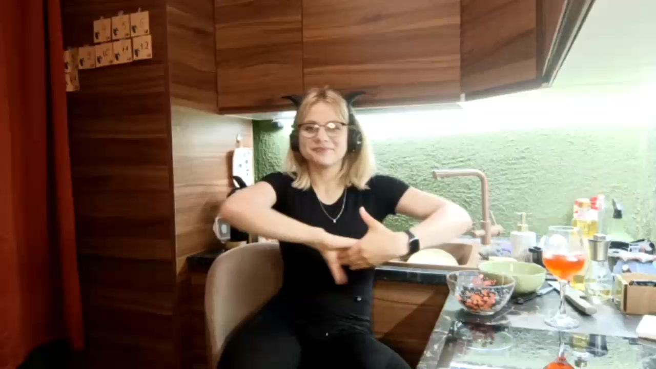 DavinaKummerow Live Cam Screenshot – 2025-08-13 18:21:36