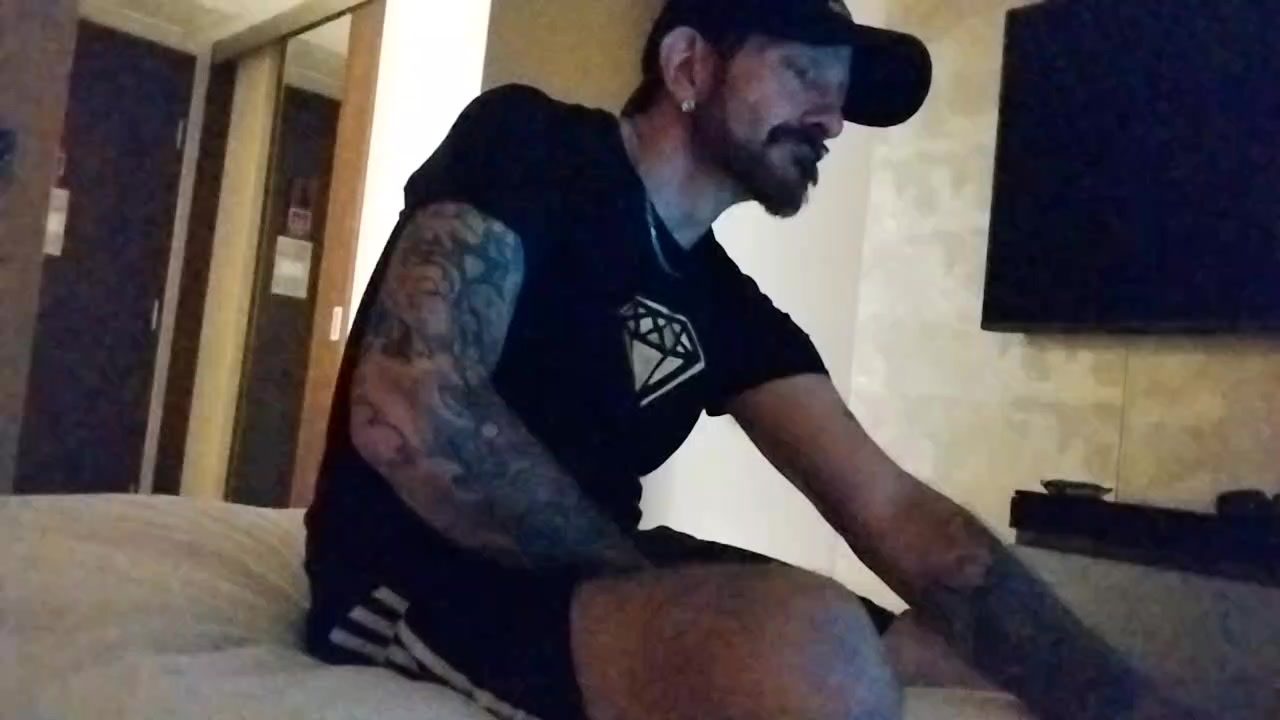 DomDogAdidas Live Cam Screenshot – 2025-08-04 07:12:45