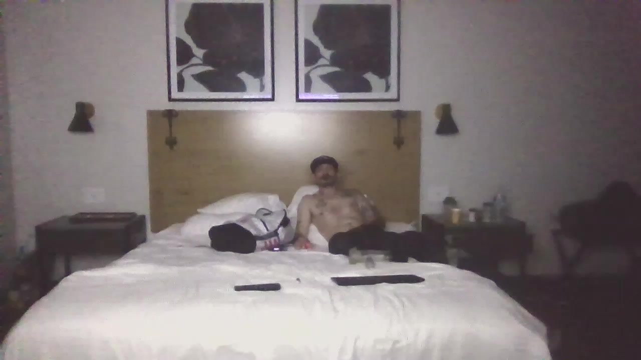 DomDogAdidas Live Cam Screenshot – 2025-08-14 10:02:33