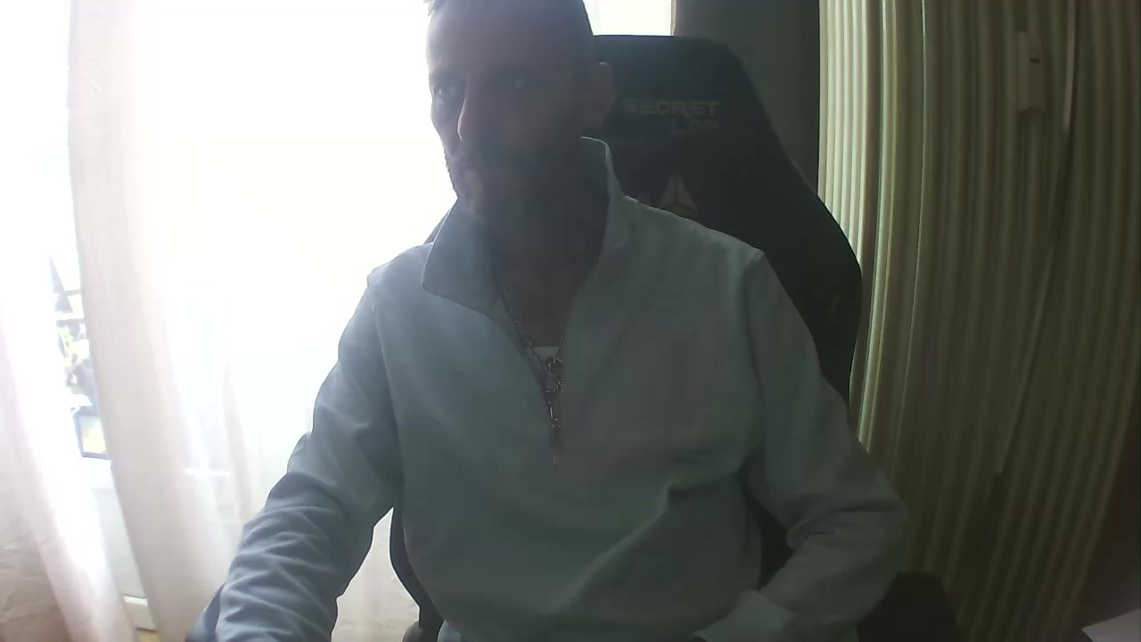 Goodmcluckbln Live Cam Screenshot – 2025-08-24 08:33:11