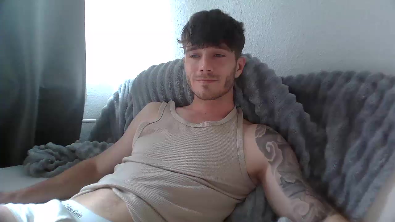 GuyFromNextDoor Live Cam Screenshot – 2025-08-24 08:21:41