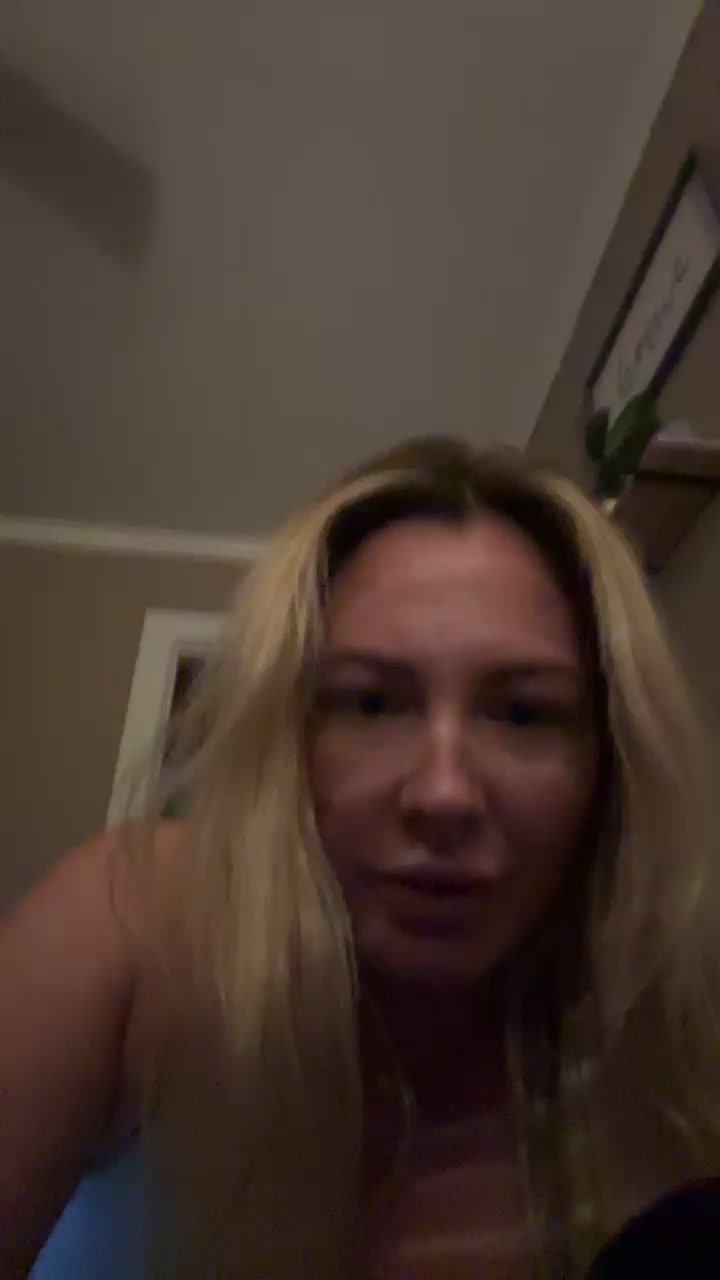 Heidi678 Live Cam Screenshot – 2025-08-22 04:52:23