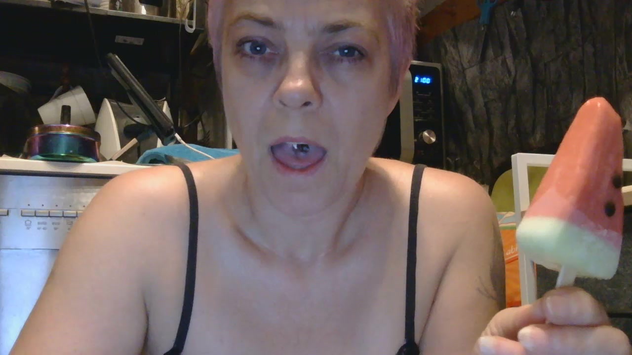 HotFragolaX Live Cam Screenshot – 2025-08-15 21:38:15