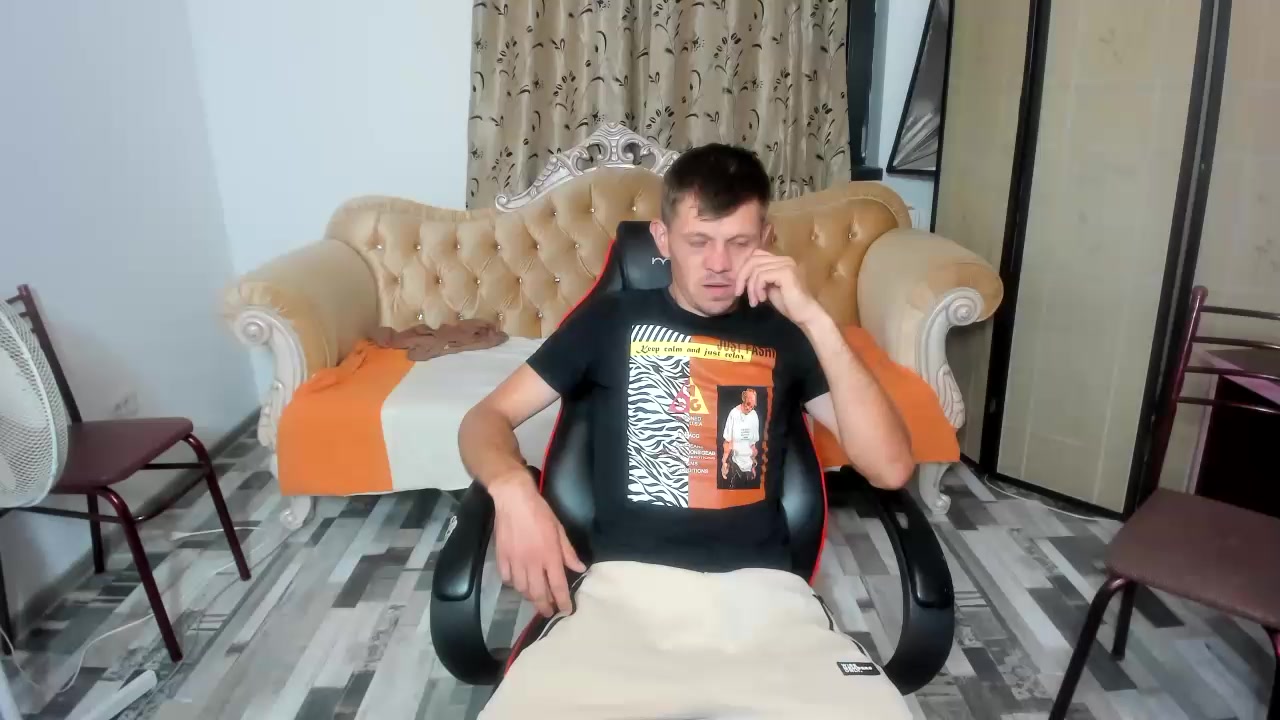 Hugee1dick Live Cam Screenshot – 2025-08-07 18:38:41
