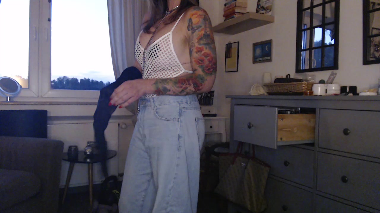 Juicy_lucy_226 Live Cam Screenshot – 2025-08-06 19:24:34