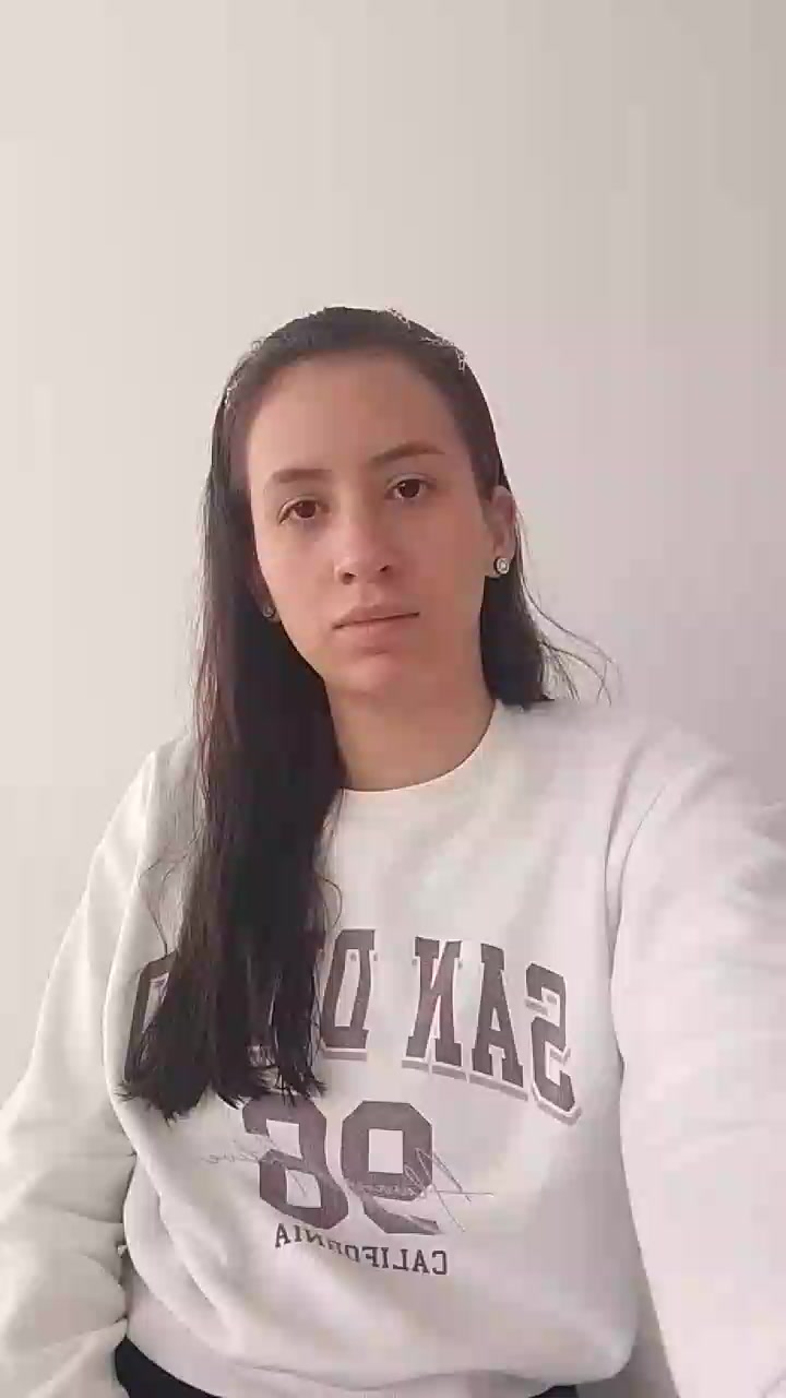 KarlaGil Live Cam Screenshot – 2025-08-20 19:14:37