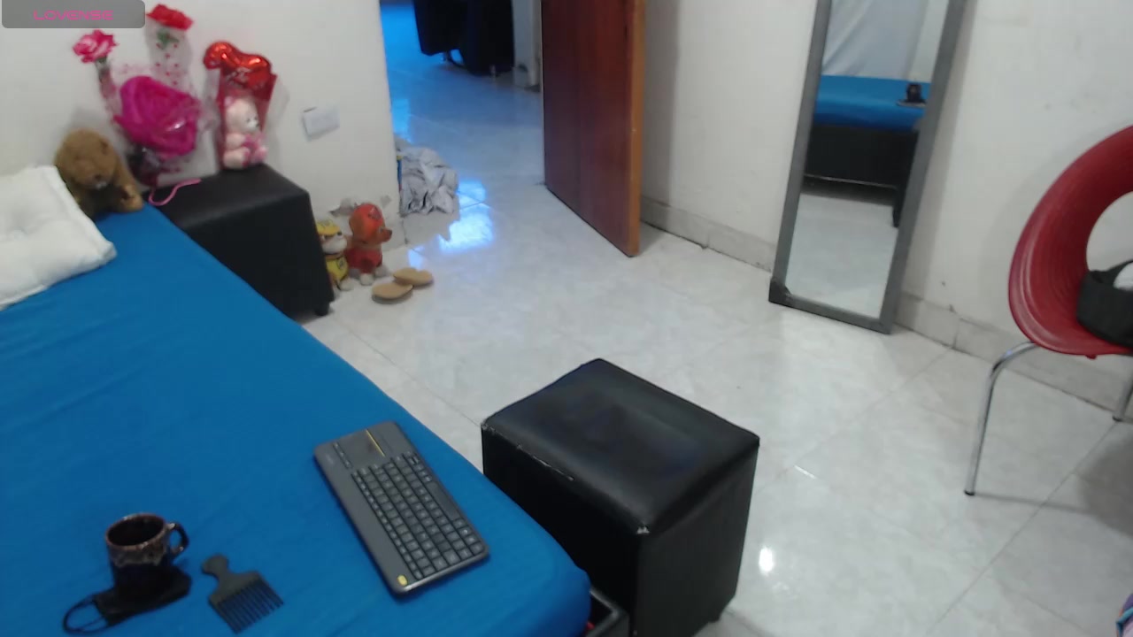 LauraFoxx Live Cam Screenshot – 2025-08-13 16:42:42