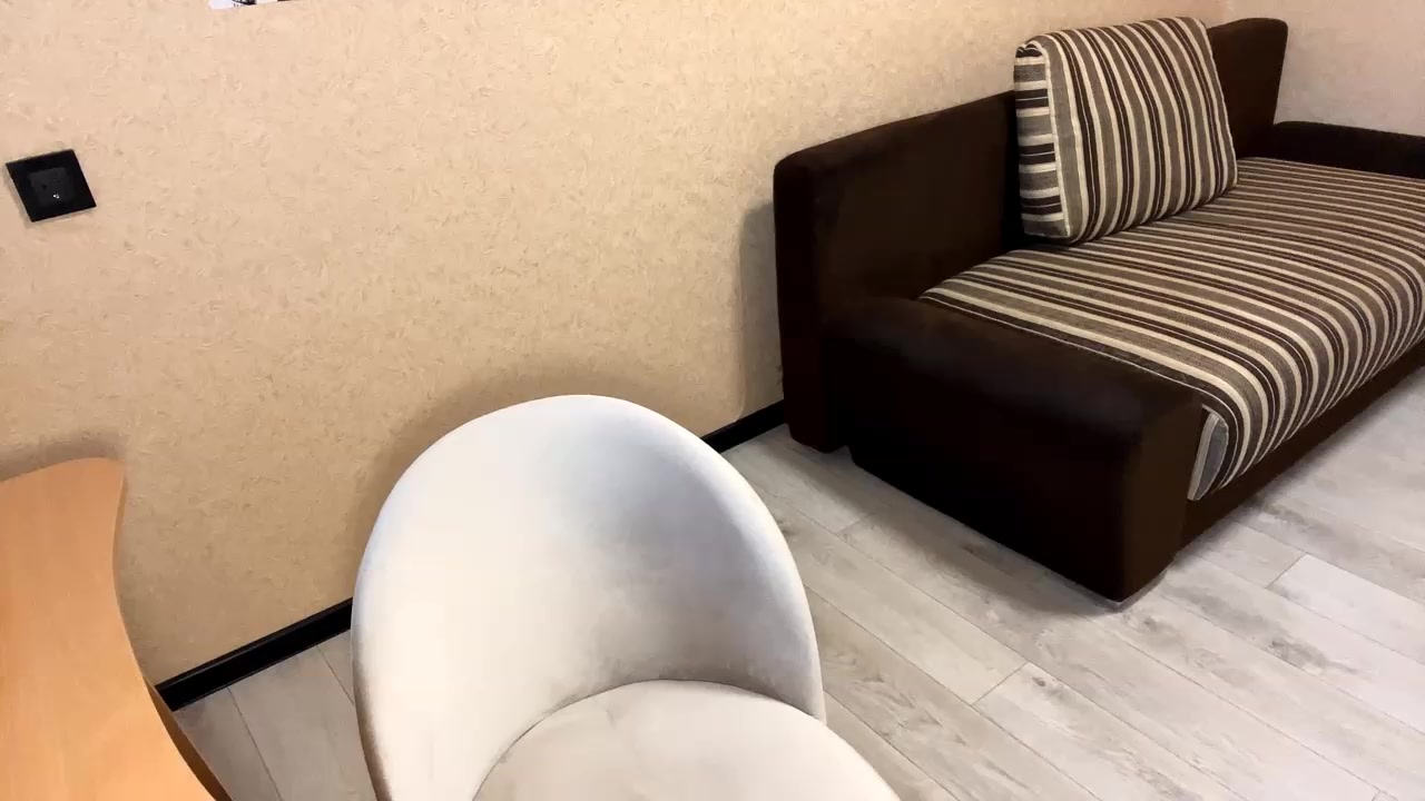 LauranUptgraft Live Cam Screenshot – 2025-11-06 07:05:12