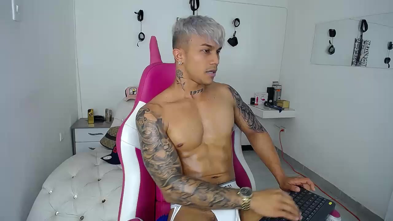 Leonard_Price Live Cam Screenshot – 2025-08-05 20:15:42