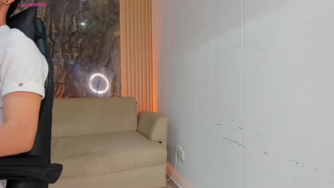 LiamHudsonn Live Cam Screenshot – 2025-08-28 21:36:17