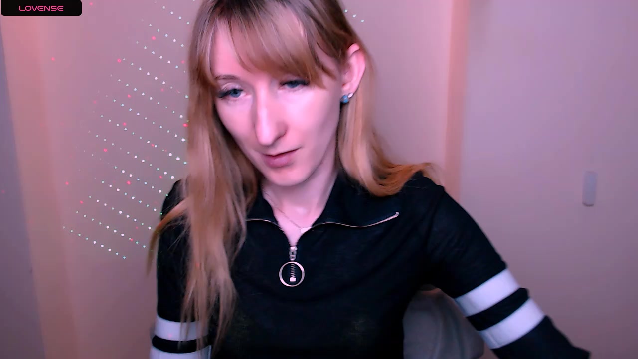 LillyBluee Live Cam Screenshot – 2025-08-23 09:34:41