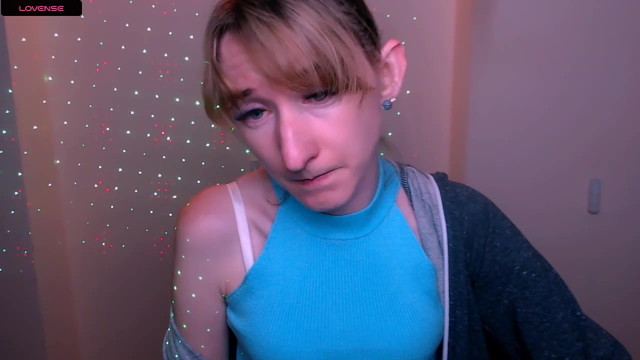 LillyBluee Live Cam Screenshot – 2025-08-31 08:43:12