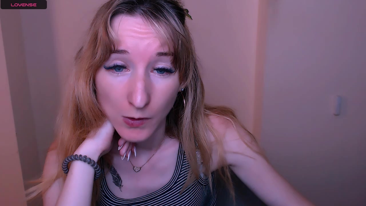 LillyBluee Live Cam Screenshot – 2025-09-05 07:09:32