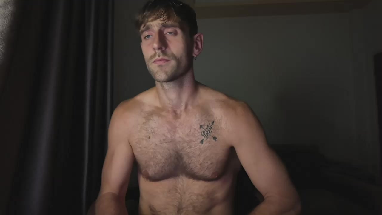 LukeGunn Live Cam Screenshot – 2025-09-01 00:15:37