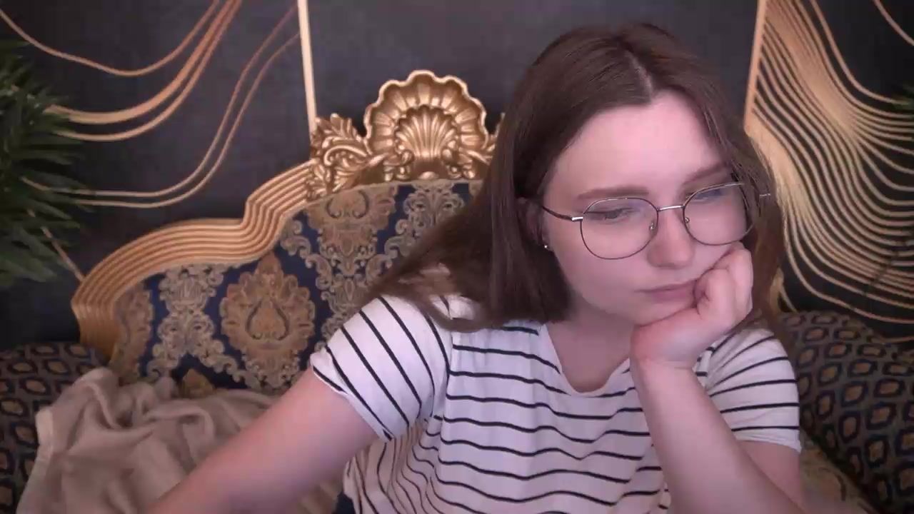 MagicPeachh Live Cam Screenshot – 2025-08-15 06:42:07