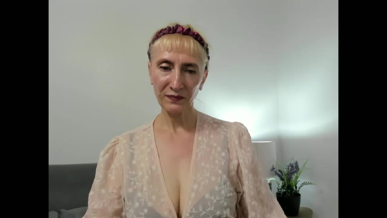 MargaretBeauty Live Cam Screenshot – 2025-08-08 17:36:21