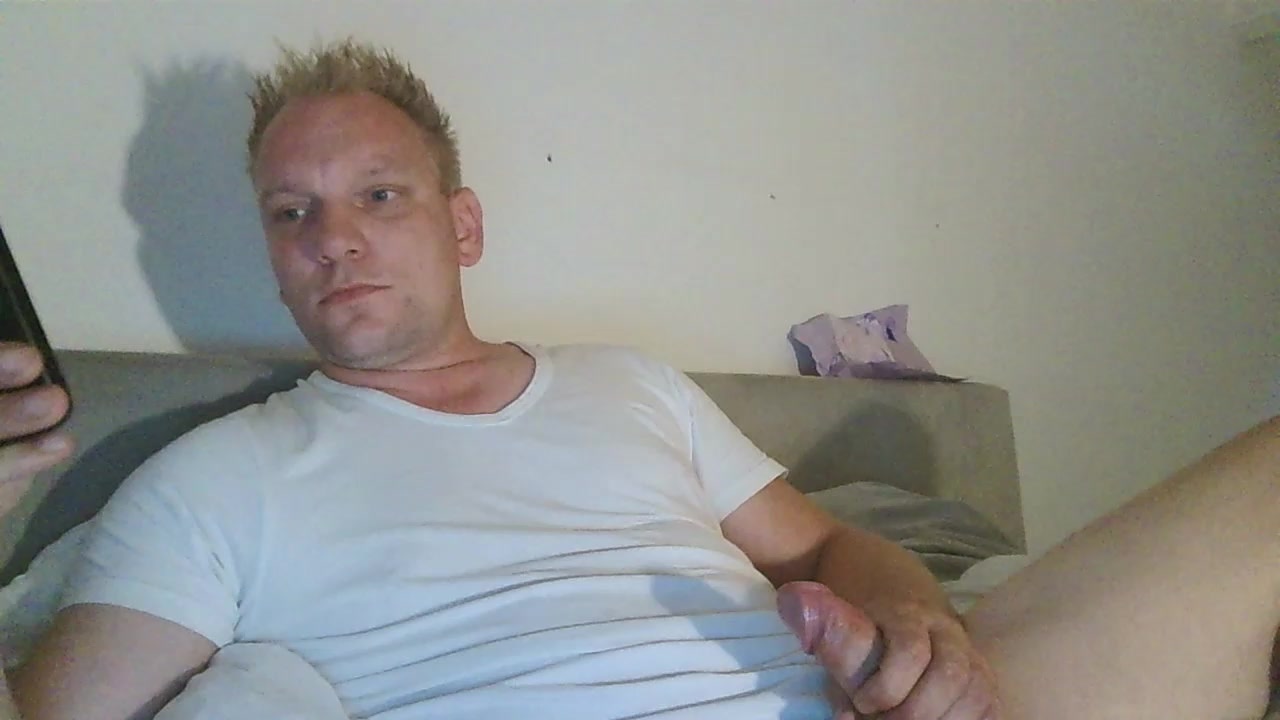 Mickxll Live Cam Screenshot – 2025-08-15 07:27:30