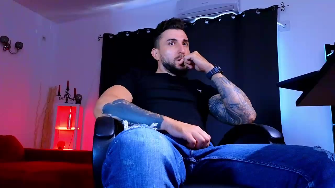 MightyAaronX Live Cam Screenshot – 2025-08-14 06:03:26