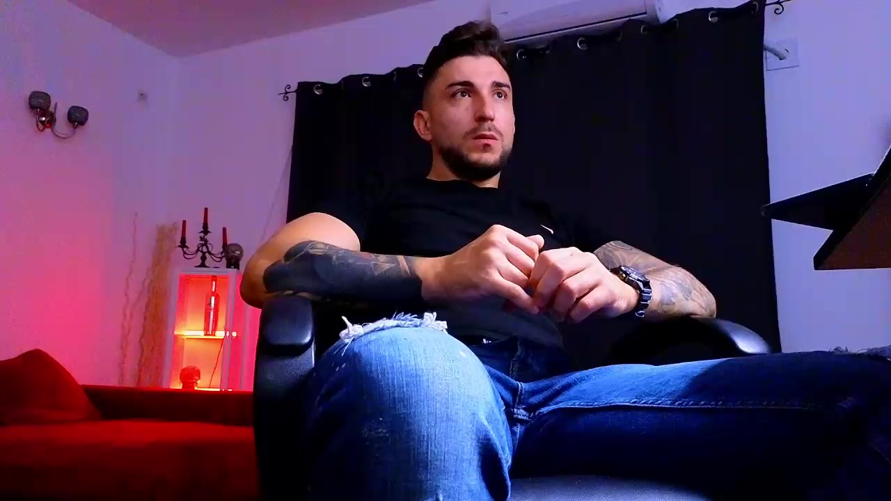 MightyAaronX Live Cam Screenshot – 2025-08-17 03:03:37