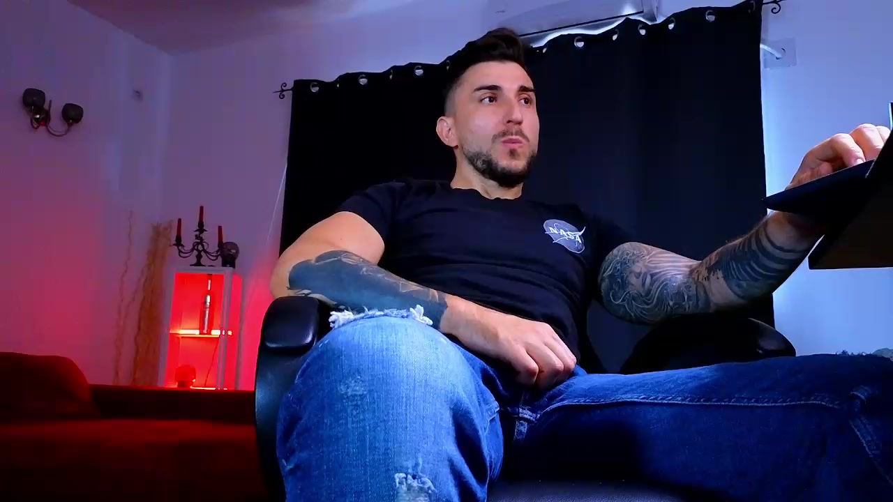 MightyAaronX Live Cam Screenshot – 2025-08-19 07:41:45