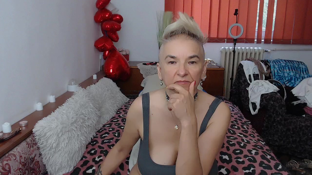MilfDolores Live Cam Screenshot – 2025-08-05 06:04:50