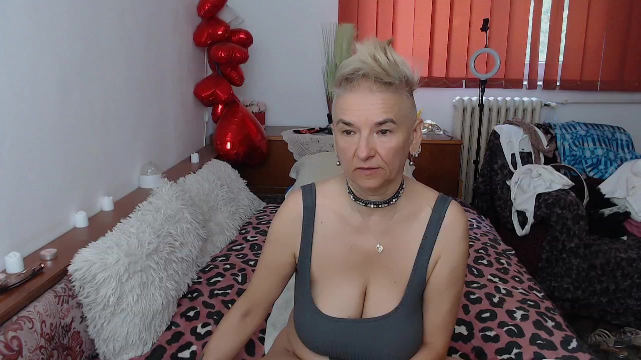MilfDolores Live Cam Screenshot – 2025-08-05 06:20:20