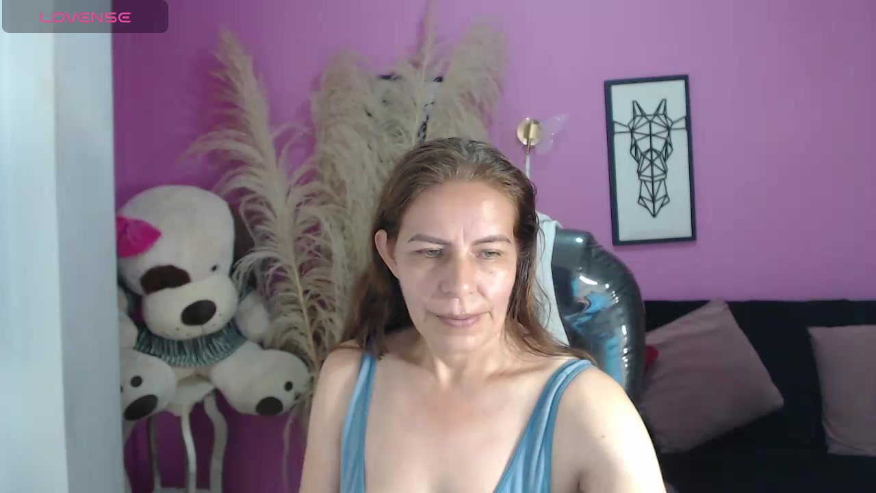 Milf_karlye Live Cam Screenshot – 2025-08-19 03:49:00