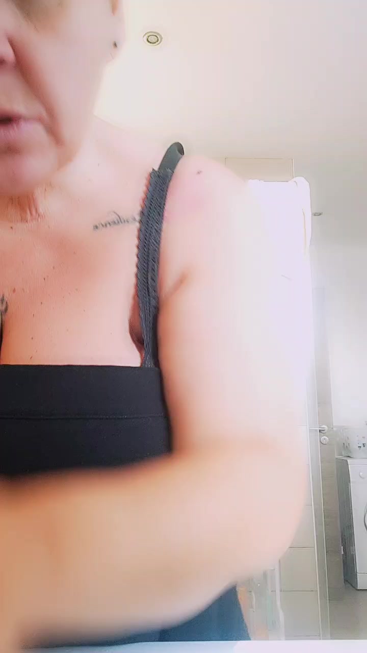 Millaaaaa Live Cam Screenshot – 2025-08-18 05:13:41