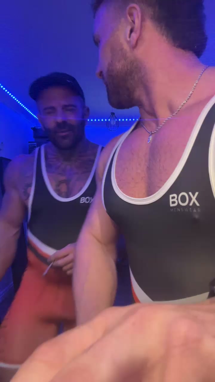 MuscleCoupleFun Live Cam Screenshot – 2025-08-31 01:56:10
