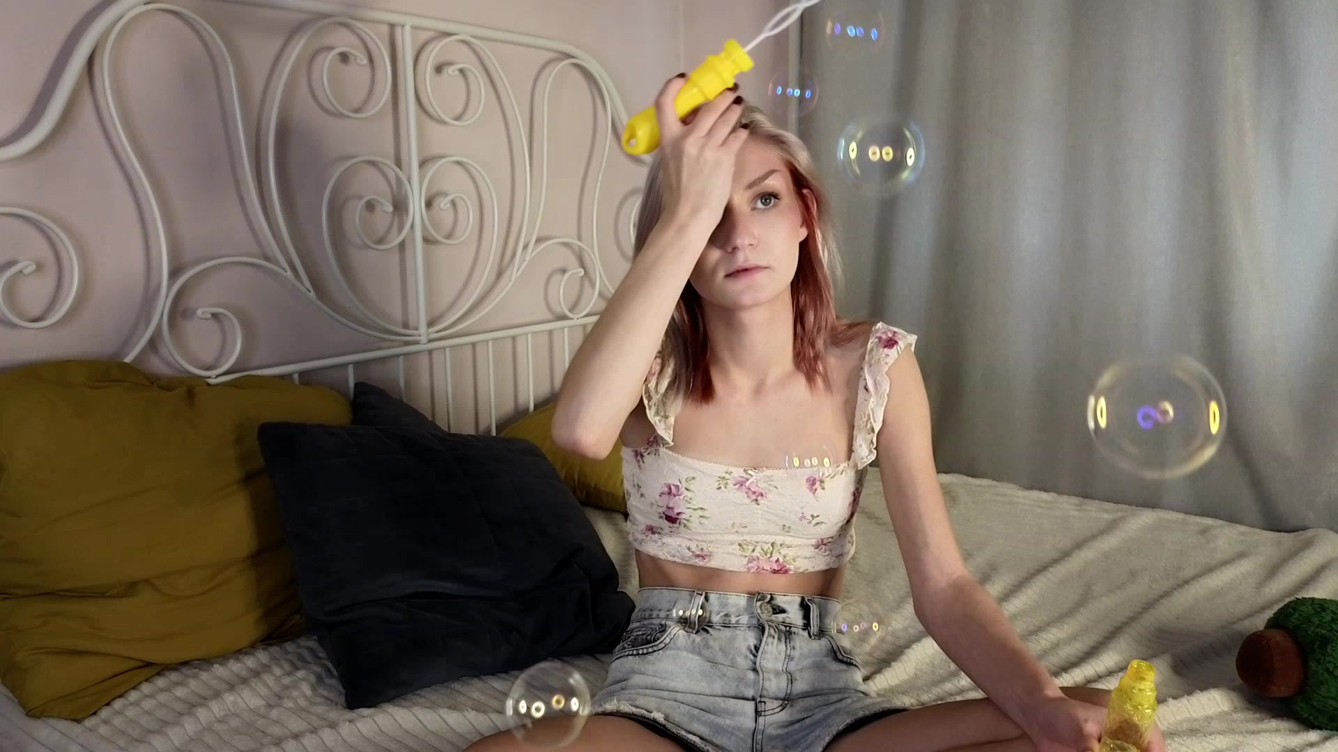 NeryHitson Live Cam Screenshot – 2025-09-12 08:08:22