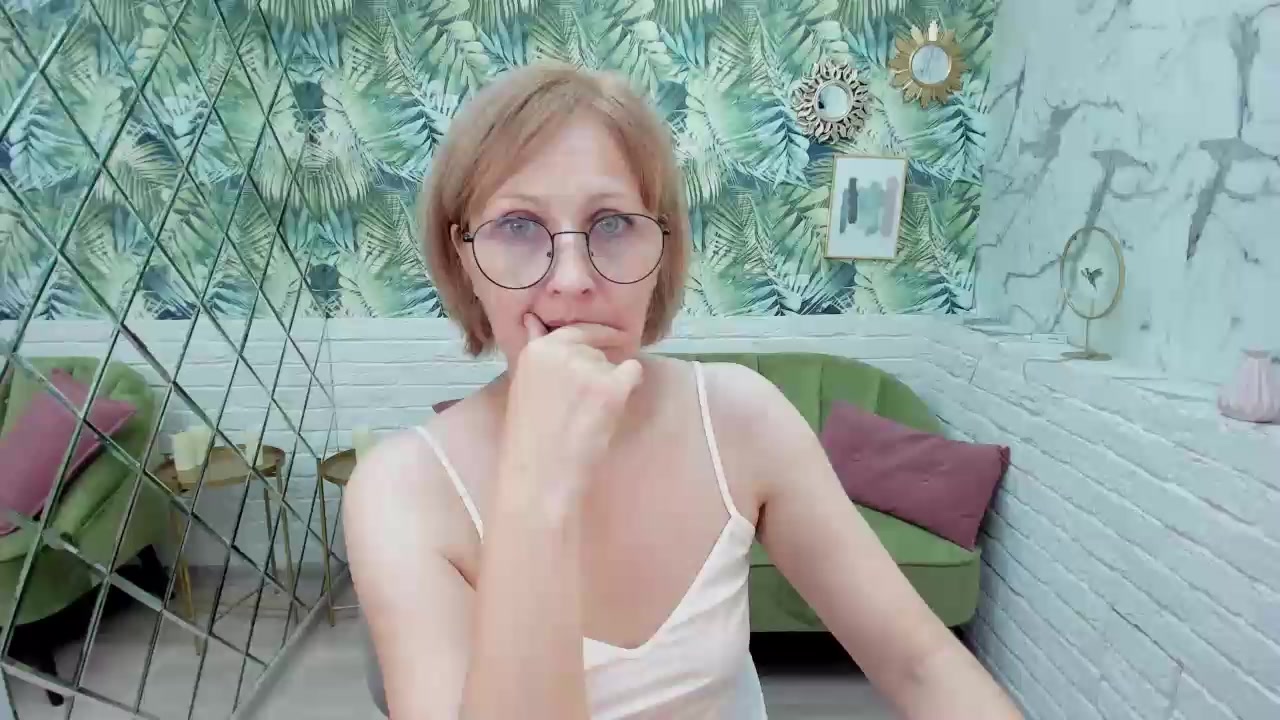 ParisCherry Live Cam Screenshot – 2025-08-07 20:28:51