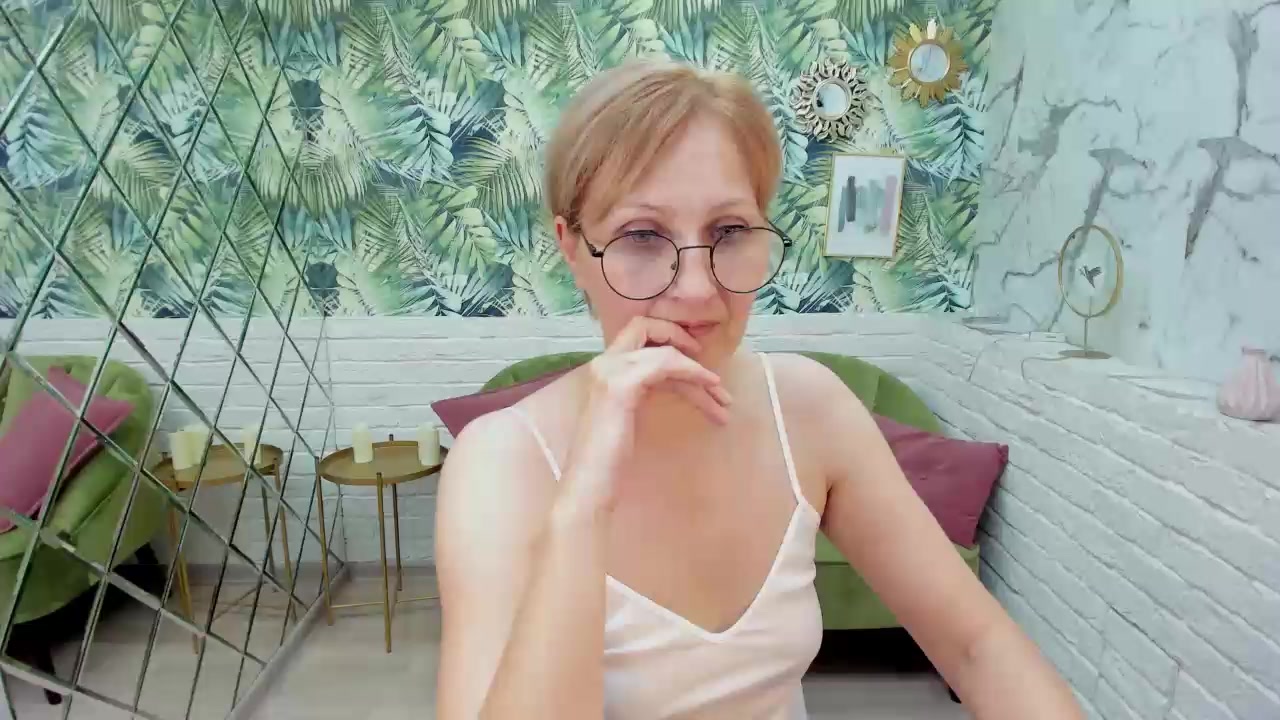 ParisCherry Live Cam Screenshot – 2025-08-07 20:57:21