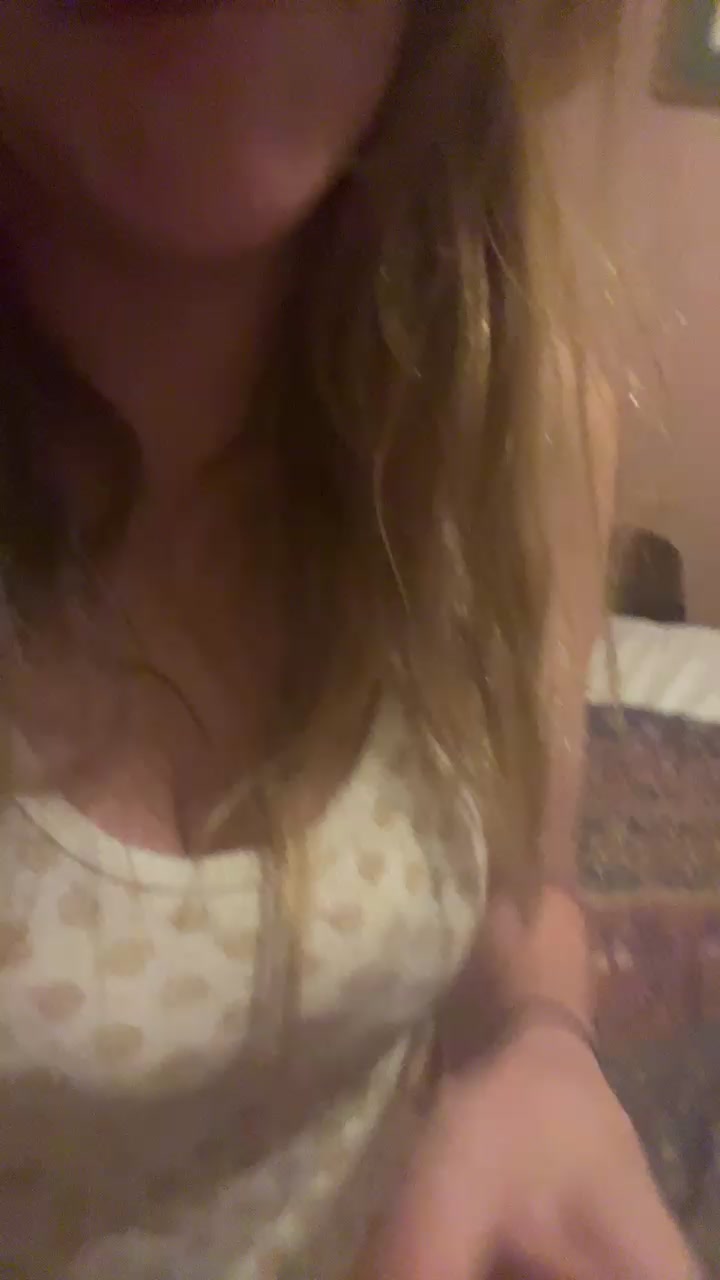 Queenie42 Live Cam Screenshot – 2025-08-22 10:48:11