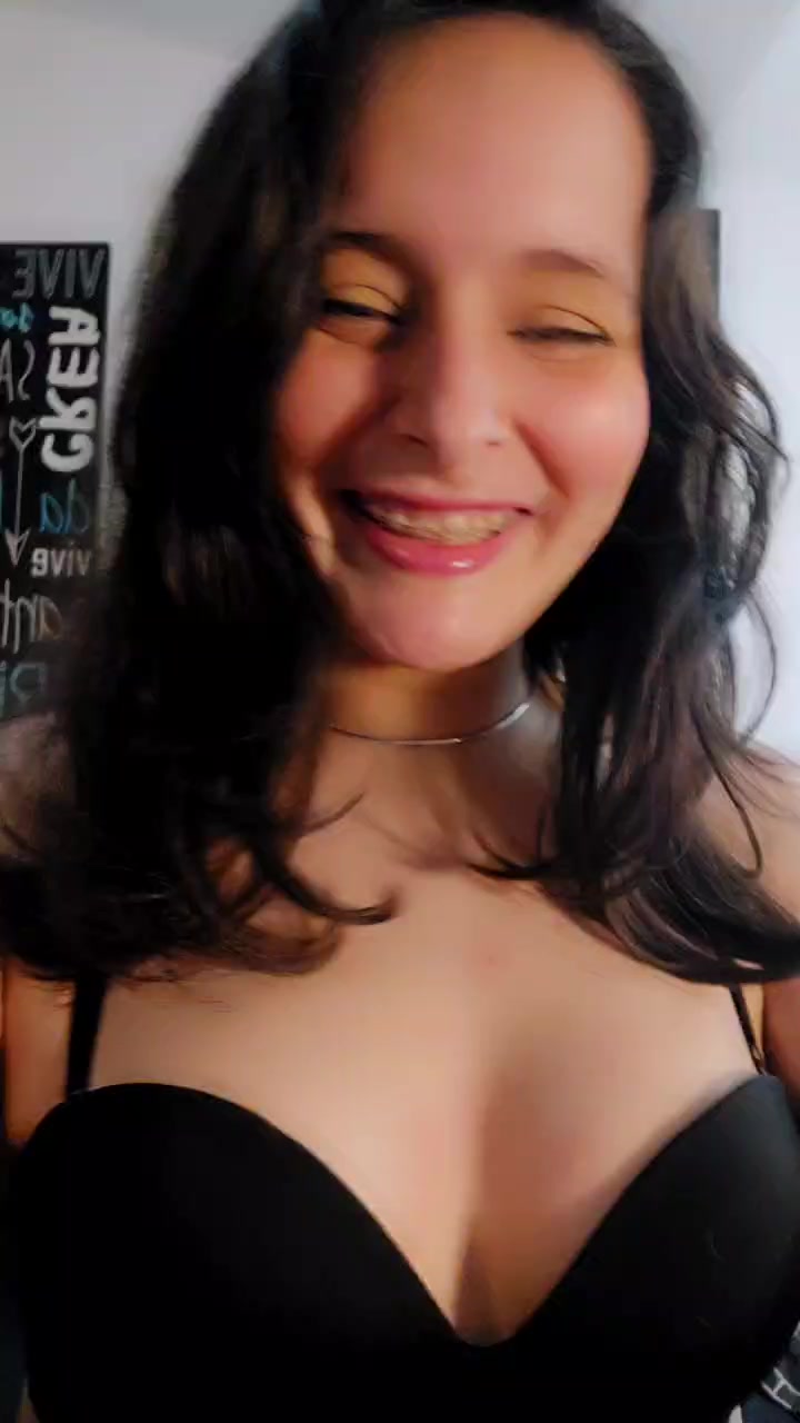 Roxannepiggy Live Cam Screenshot – 2025-08-13 20:41:00