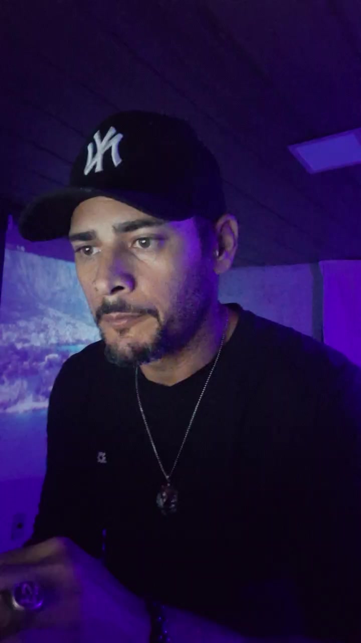 SamGarcia Live Cam Screenshot – 2025-08-04 22:37:01